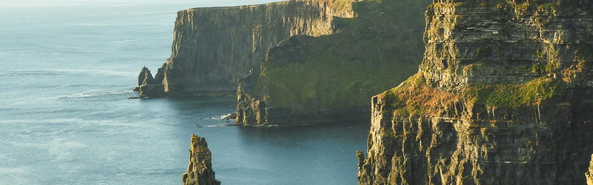 Image de fond qui montre un paysage du pays Irlande