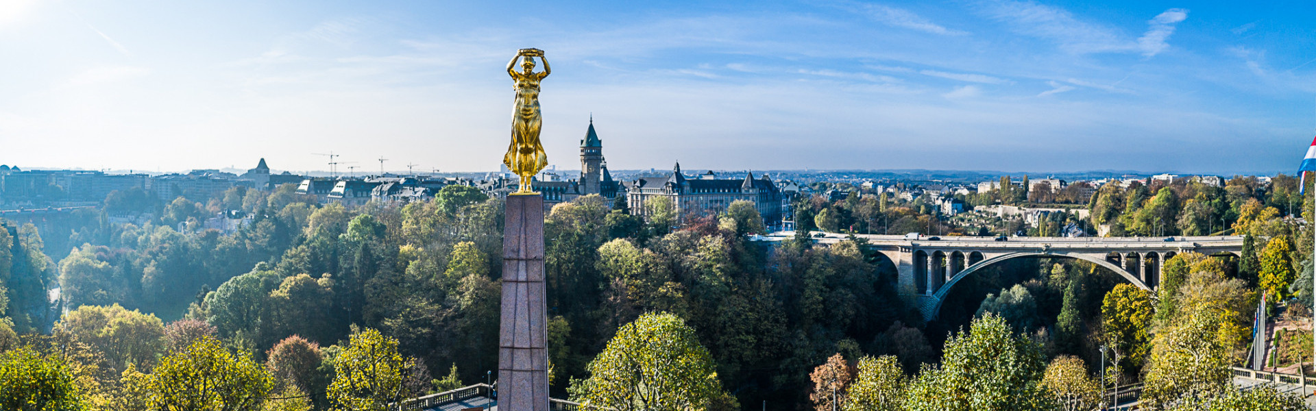 Image de fond qui montre un paysage du pays Luxembourg