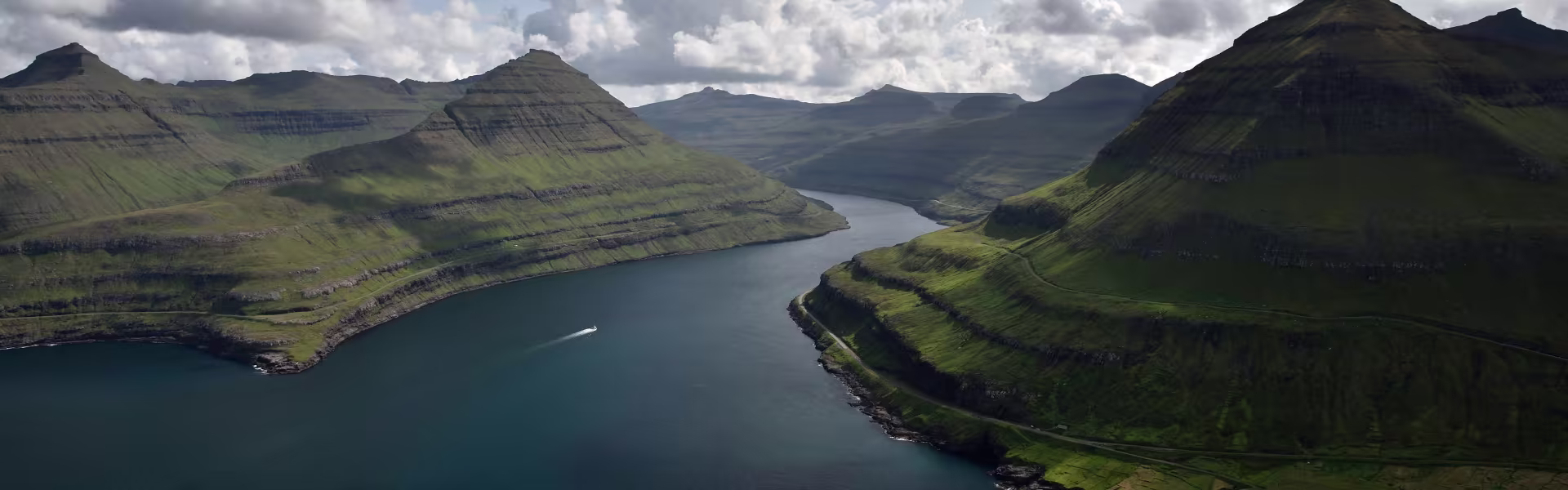 Image de fond qui montre un paysage du pays Îles Féroé